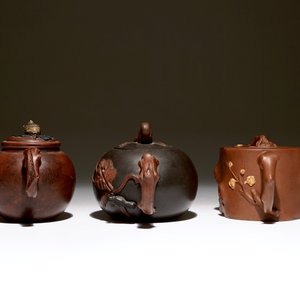 A set of three Chinese Yixing teapots, 20th C. — photo 5