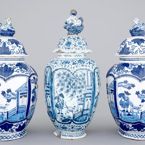 A set of three Dutch Delft blue and white vases, 18/19th C. — 照片 1
