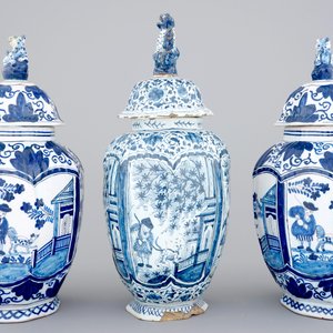 A set of three Dutch Delft blue and white vases, 18/19th C. — 照片 2