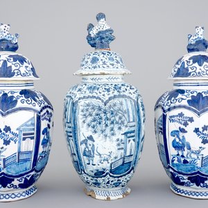 A set of three Dutch Delft blue and white vases, 18/19th C. — 照片 3