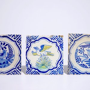 A set of three Dutch Delft tiles with a polychrome bird and chinoiserie design, early 17th C. — 照片 1