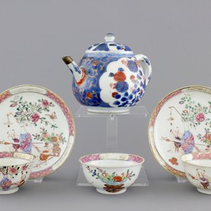 A set of three fine Chinese famille rose cups and two saucers, Yongzheng, and a Chinese Imari teapot, 18th C. — photo 1