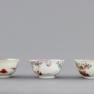 A set of three fine Chinese famille rose cups and two saucers, Yongzheng, and a Chinese Imari teapot, 18th C. — photo 11