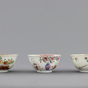 A set of three fine Chinese famille rose cups and two saucers, Yongzheng, and a Chinese Imari teapot, 18th C. — photo 12