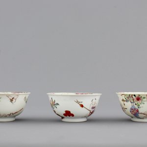A set of three fine Chinese famille rose cups and two saucers, Yongzheng, and a Chinese Imari teapot, 18th C. — photo 13