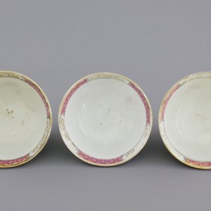 A set of three fine Chinese famille rose cups and two saucers, Yongzheng, and a Chinese Imari teapot, 18th C. — photo 14