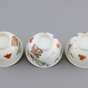 A set of three fine Chinese famille rose cups and two saucers, Yongzheng, and a Chinese Imari teapot, 18th C. — photo 15