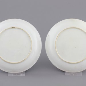 A set of three fine Chinese famille rose cups and two saucers, Yongzheng, and a Chinese Imari teapot, 18th C. — photo 3