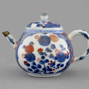 A set of three fine Chinese famille rose cups and two saucers, Yongzheng, and a Chinese Imari teapot, 18th C. — photo 4