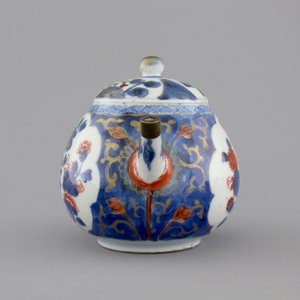 A set of three fine Chinese famille rose cups and two saucers, Yongzheng, and a Chinese Imari teapot, 18th C. — photo 5