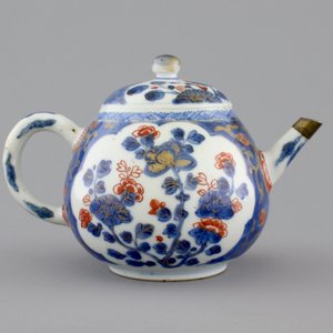A set of three fine Chinese famille rose cups and two saucers, Yongzheng, and a Chinese Imari teapot, 18th C. — photo 6
