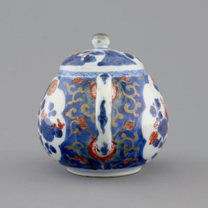 A set of three fine Chinese famille rose cups and two saucers, Yongzheng, and a Chinese Imari teapot, 18th C. — photo 7