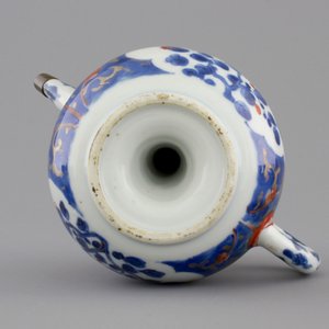 A set of three fine Chinese famille rose cups and two saucers, Yongzheng, and a Chinese Imari teapot, 18th C. — photo 8