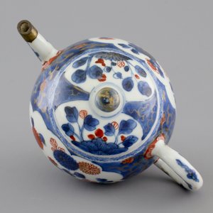 A set of three fine Chinese famille rose cups and two saucers, Yongzheng, and a Chinese Imari teapot, 18th C. — photo 9
