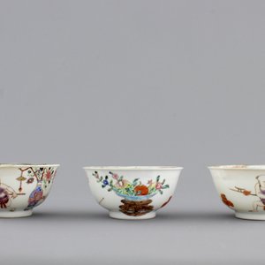 A set of three fine Chinese famille rose cups and two saucers, Yongzheng, and a Chinese Imari teapot, 18th C. — photo 10
