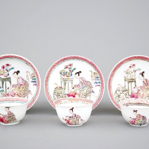 A set of three fine Chinese semi-eggshell famille rose cups and saucers, Yongzheng, 1722-1735 — 照片 2