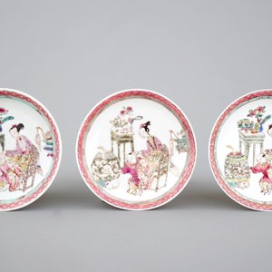 A set of three fine Chinese semi-eggshell famille rose cups and saucers, Yongzheng, 1722-1735 — 照片 3