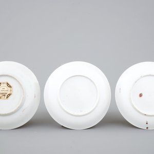A set of three fine Chinese semi-eggshell famille rose cups and saucers, Yongzheng, 1722-1735 — 照片 4