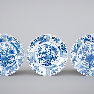 A set of three floral blue and white Chinese porcelain plates, Kangxi ca. 1700 — foto 1