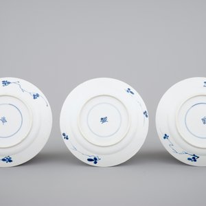 A set of three floral blue and white Chinese porcelain plates, Kangxi ca. 1700 — foto 2
