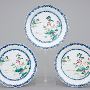 A set of three lobed Chinese famille rose dishes, Qianlong, 18th C. — foto 1