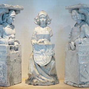 A set of three plaster casts of Flemish heraldic figures, 19/20th C., Bruges — photo 1