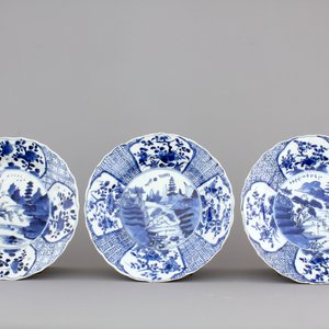 A set of three scalloped blue and white Chinese porcelain landscape plates, Kangxi, ca. 1700 — 照片 1