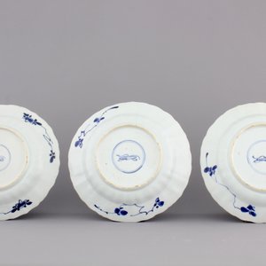 A set of three scalloped blue and white Chinese porcelain landscape plates, Kangxi, ca. 1700 — 照片 2
