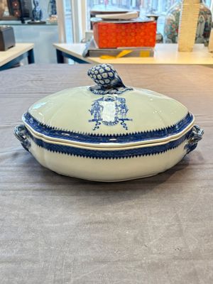 A set of two Chinese blue and white armorial dishes, a stand, and a tureen with the arms of Hughes for the English market, Qianlong, ca. 1790 — 照片 1