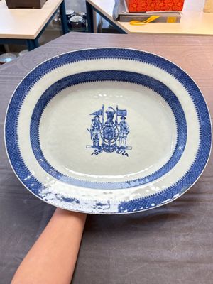 A set of two Chinese blue and white armorial dishes, a stand, and a tureen with the arms of Hughes for the English market, Qianlong, ca. 1790 — 照片 12