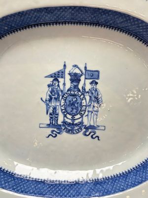 A set of two Chinese blue and white armorial dishes, a stand, and a tureen with the arms of Hughes for the English market, Qianlong, ca. 1790 — 照片 13