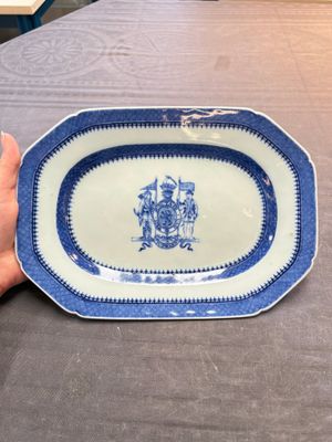 A set of two Chinese blue and white armorial dishes, a stand, and a tureen with the arms of Hughes for the English market, Qianlong, ca. 1790 — 照片 17