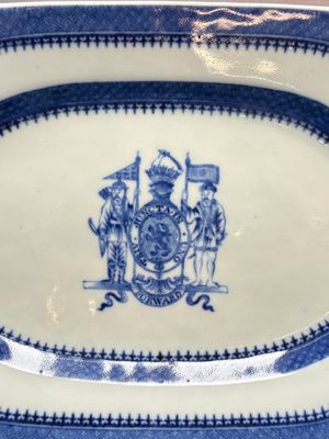 A set of two Chinese blue and white armorial dishes, a stand, and a tureen with the arms of Hughes for the English market, Qianlong, ca. 1790 — 照片 18