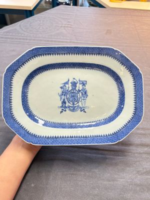 A set of two Chinese blue and white armorial dishes, a stand, and a tureen with the arms of Hughes for the English market, Qianlong, ca. 1790 — 照片 20