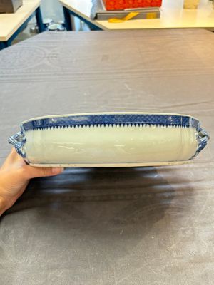 A set of two Chinese blue and white armorial dishes, a stand, and a tureen with the arms of Hughes for the English market, Qianlong, ca. 1790 — 照片 2