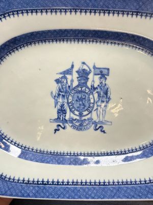 A set of two Chinese blue and white armorial dishes, a stand, and a tureen with the arms of Hughes for the English market, Qianlong, ca. 1790 — 照片 21