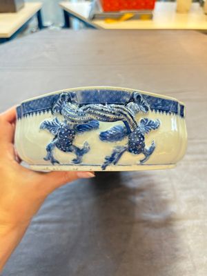 A set of two Chinese blue and white armorial dishes, a stand, and a tureen with the arms of Hughes for the English market, Qianlong, ca. 1790 — 照片 3