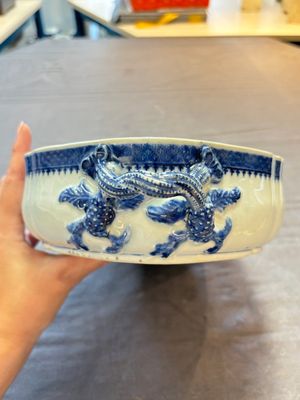 A set of two Chinese blue and white armorial dishes, a stand, and a tureen with the arms of Hughes for the English market, Qianlong, ca. 1790 — 照片 5
