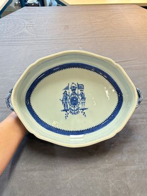 A set of two Chinese blue and white armorial dishes, a stand, and a tureen with the arms of Hughes for the English market, Qianlong, ca. 1790 — 照片 6