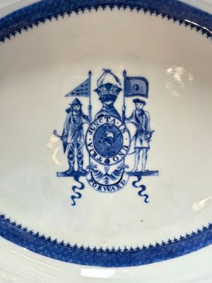 A set of two Chinese blue and white armorial dishes, a stand, and a tureen with the arms of Hughes for the English market, Qianlong, ca. 1790 — 照片 7