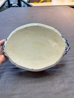 A set of two Chinese blue and white armorial dishes, a stand, and a tureen with the arms of Hughes for the English market, Qianlong, ca. 1790 — 照片 8