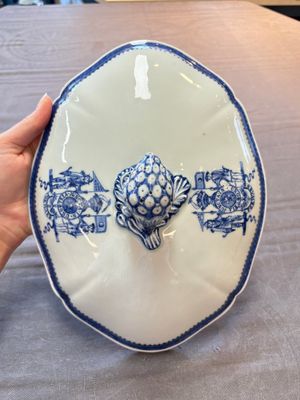 A set of two Chinese blue and white armorial dishes, a stand, and a tureen with the arms of Hughes for the English market, Qianlong, ca. 1790 — 照片 9