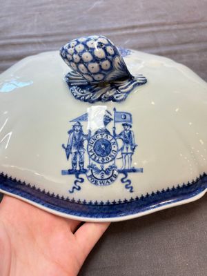 A set of two Chinese blue and white armorial dishes, a stand, and a tureen with the arms of Hughes for the English market, Qianlong, ca. 1790 — 照片 10