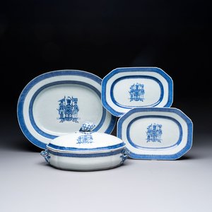 A set of two Chinese blue and white armorial dishes, a stand, and a tureen with the arms of Hughes for the English market, Qianlong, ca. 1790 — 照片 1