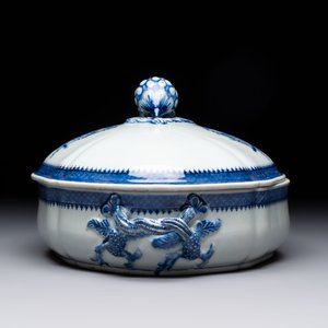 A set of two Chinese blue and white armorial dishes, a stand, and a tureen with the arms of Hughes for the English market, Qianlong, ca. 1790 — 照片 11