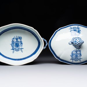 A set of two Chinese blue and white armorial dishes, a stand, and a tureen with the arms of Hughes for the English market, Qianlong, ca. 1790 — 照片 12