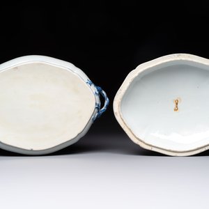 A set of two Chinese blue and white armorial dishes, a stand, and a tureen with the arms of Hughes for the English market, Qianlong, ca. 1790 — 照片 13