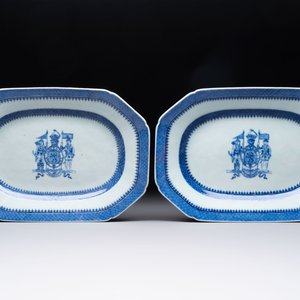 A set of two Chinese blue and white armorial dishes, a stand, and a tureen with the arms of Hughes for the English market, Qianlong, ca. 1790 — 照片 2