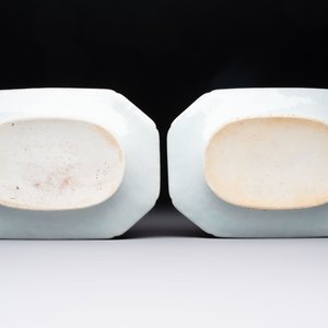 A set of two Chinese blue and white armorial dishes, a stand, and a tureen with the arms of Hughes for the English market, Qianlong, ca. 1790 — 照片 3