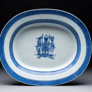 A set of two Chinese blue and white armorial dishes, a stand, and a tureen with the arms of Hughes for the English market, Qianlong, ca. 1790 — 照片 4